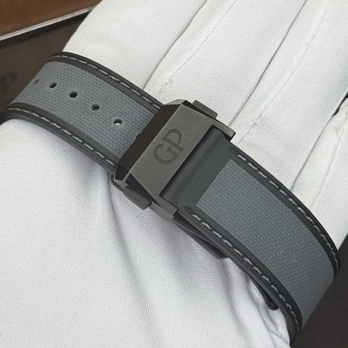 Girard Perregaux Laureato Absolute Rock Limited 81060-36-693-FH6A