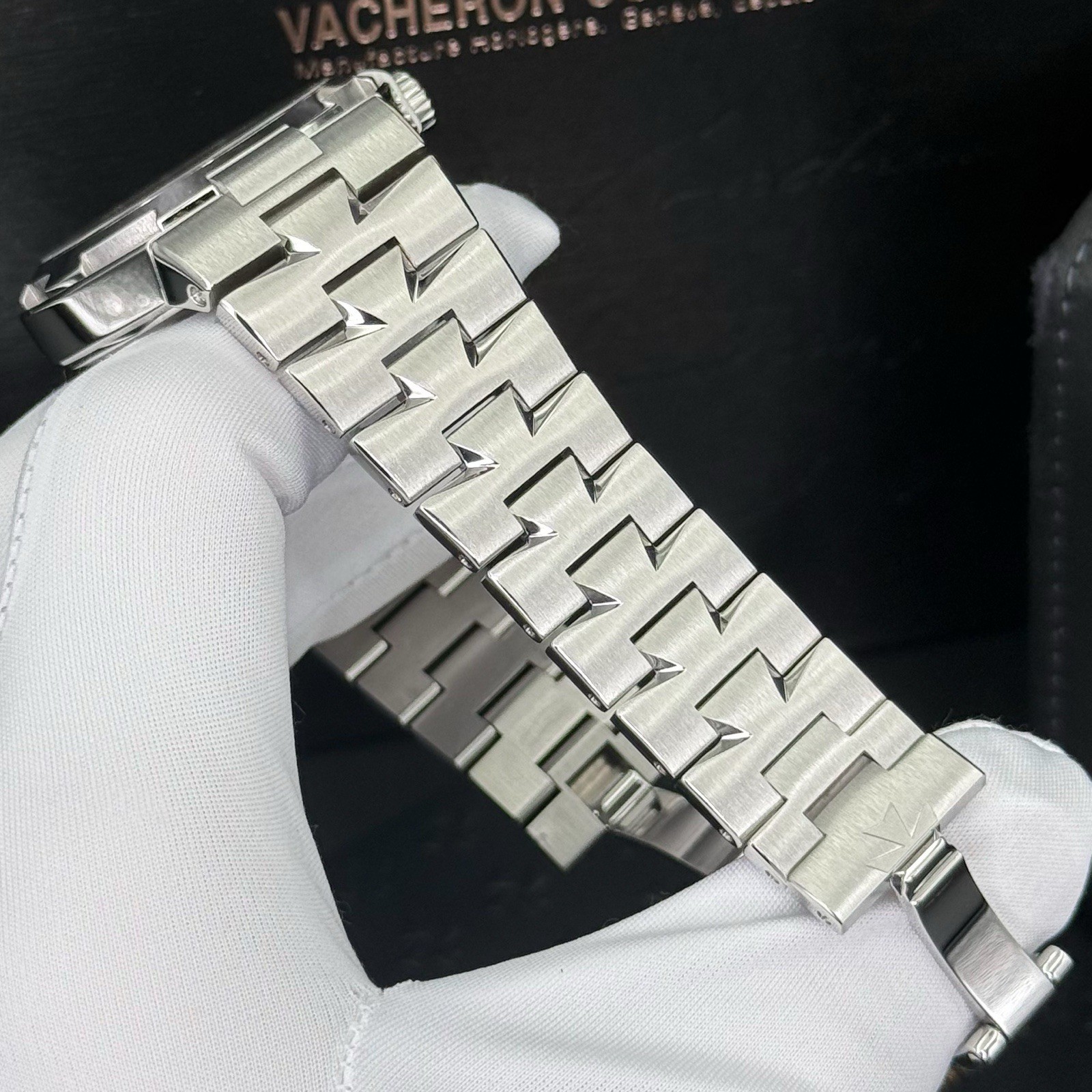 Vacheron Constantin Overseas Silver Men's Watch - 47450/B01A-9226 - Image 10