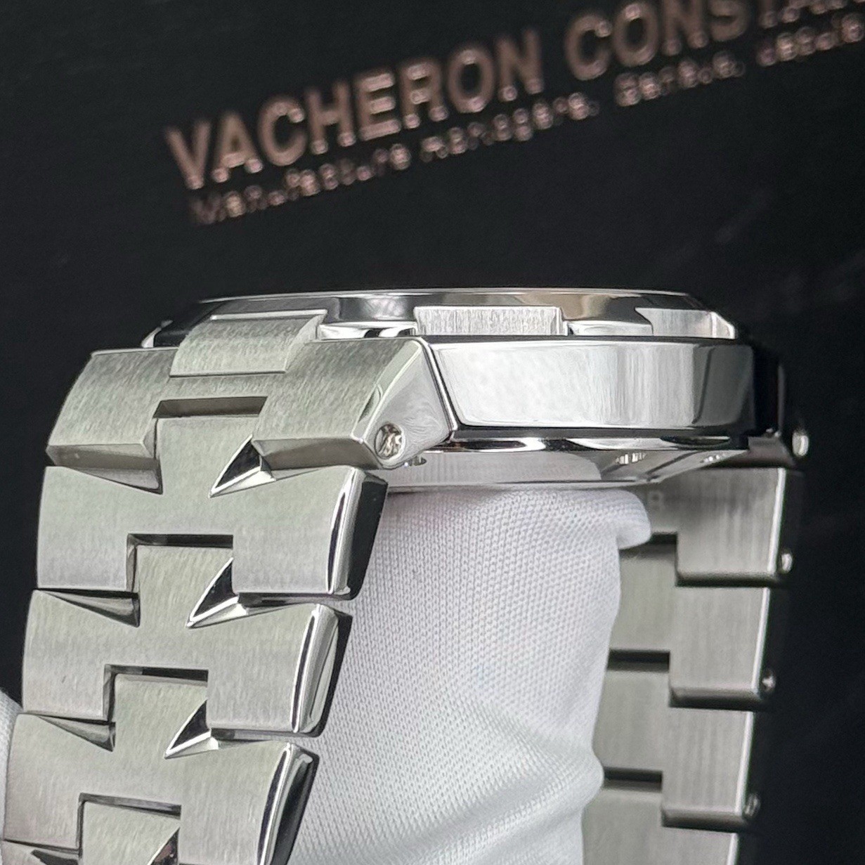 Vacheron Constantin Overseas Silver Men's Watch - 47450/B01A-9226 - Image 16