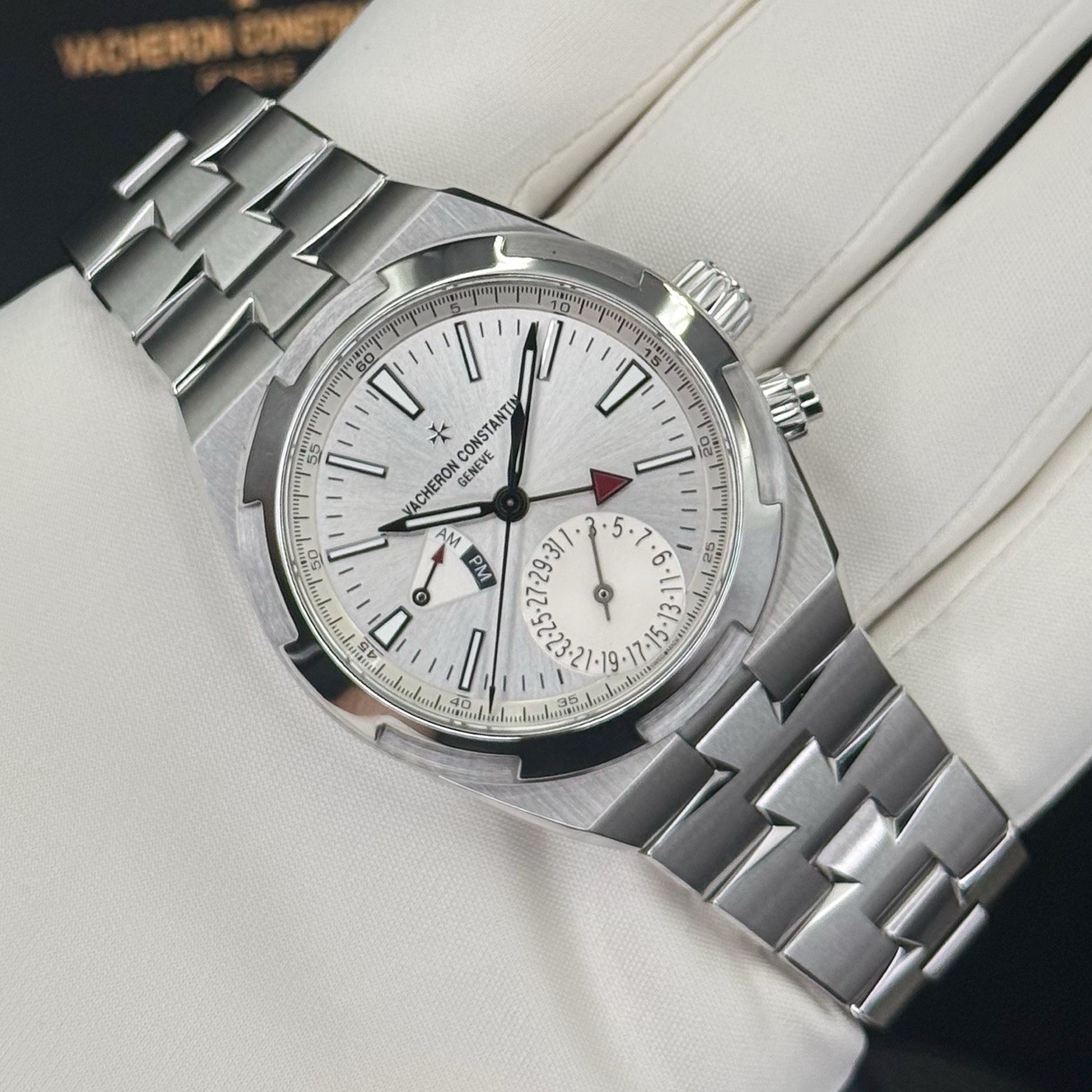 Vacheron Constantin Overseas Dual Time Silver Dial Watch - 7900V/110A-B333 - Image 3